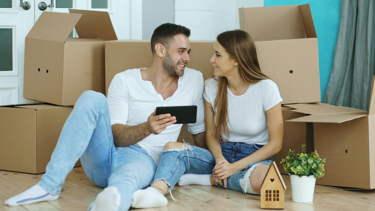 Equipo retirando muebles de un piso