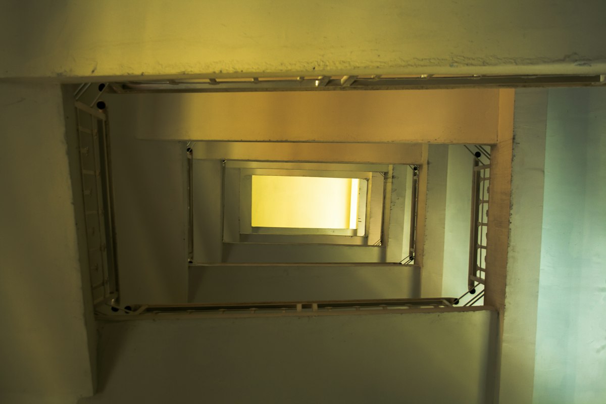 Un cuarto sin ascensor en Sant Feliu: cómo se convierten los peldaños en horas